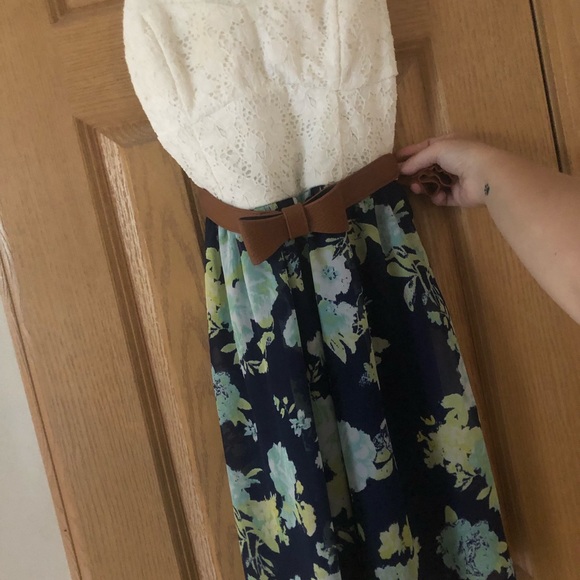 Lace and Floral Dress - Picture 2 of 3